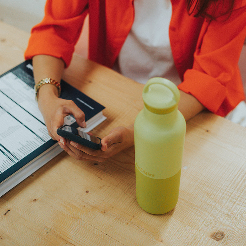 daily-on-the-go-set-n6 20oz_rise_classic_insulated_bottle_acacia_worker_phone_square.jpg