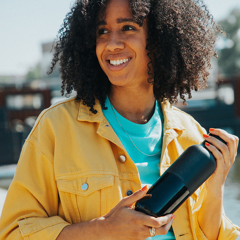 daily-on-the-go-set-n6 20oz_rise_classic_insulated_bottle_black_woman_smile_square.jpg