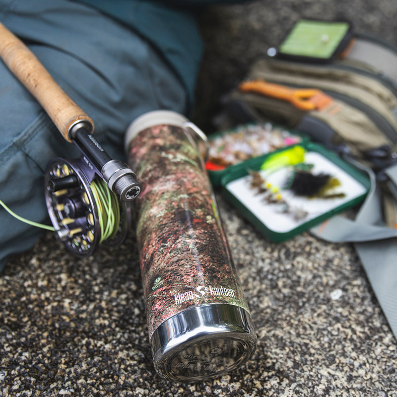 20oz-tkwide-with-cafe-cap-mossy-oak-d0 20oz_tumbler_mossyoak_rainbowtrout_flyfish_top_square.jpg
